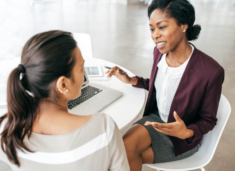 Deux femmes d’affaires discutent de nouveaux plans.